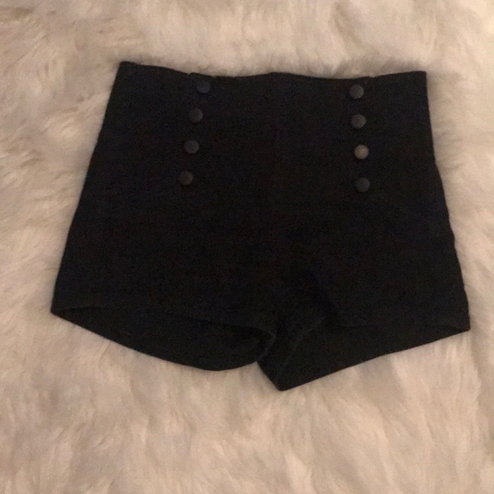 High waisted, buttoned shorts